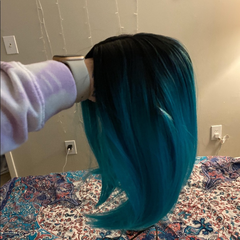 Short blue and black wig